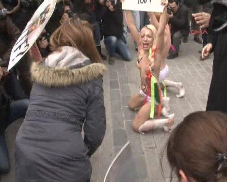 FEMEN kızları İstanbul Sultanahmet'te soyundu