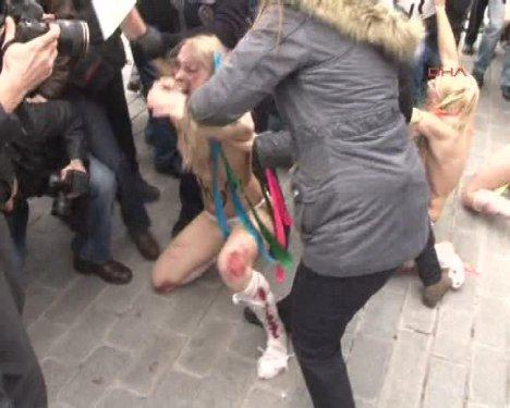 FEMEN kızları İstanbul Sultanahmet'te soyundu