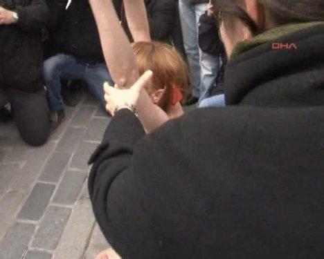 FEMEN kızları İstanbul Sultanahmet'te soyundu