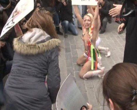 FEMEN kızları İstanbul Sultanahmet'te soyundu