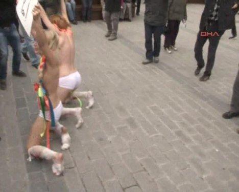 FEMEN kızları İstanbul Sultanahmet'te soyundu