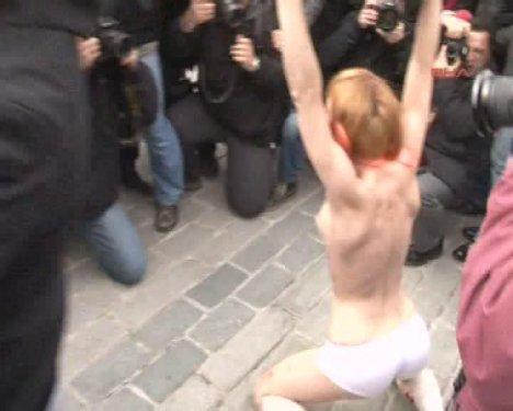 FEMEN kızları İstanbul Sultanahmet'te soyundu