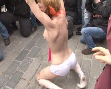 FEMEN kızları İstanbul Sultanahmet'te soyundu