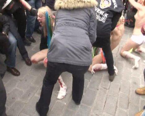 FEMEN kızları İstanbul Sultanahmet'te soyundu