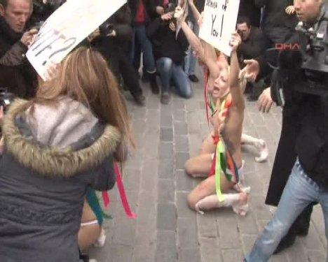 FEMEN kızları İstanbul Sultanahmet'te soyundu
