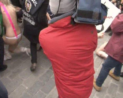 FEMEN kızları İstanbul Sultanahmet'te soyundu