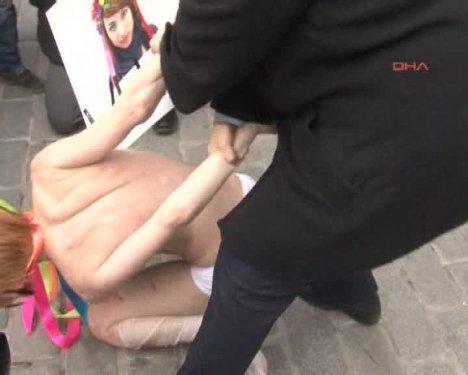FEMEN kızları İstanbul Sultanahmet'te soyundu