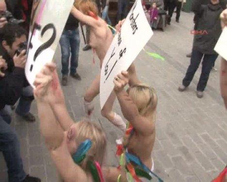 FEMEN kızları İstanbul Sultanahmet'te soyundu