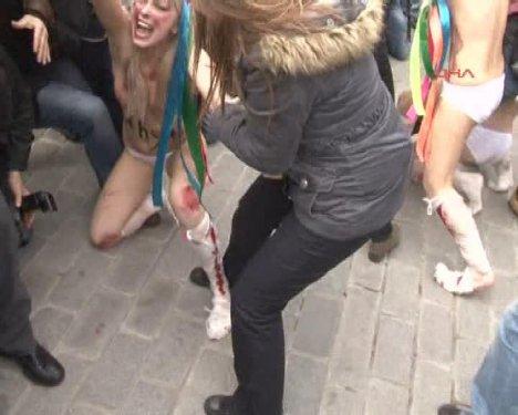 FEMEN kızları İstanbul Sultanahmet'te soyundu