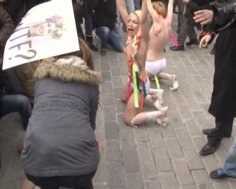 FEMEN kızları İstanbul Sultanahmet'te soyundu