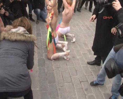 FEMEN kızları İstanbul Sultanahmet'te soyundu