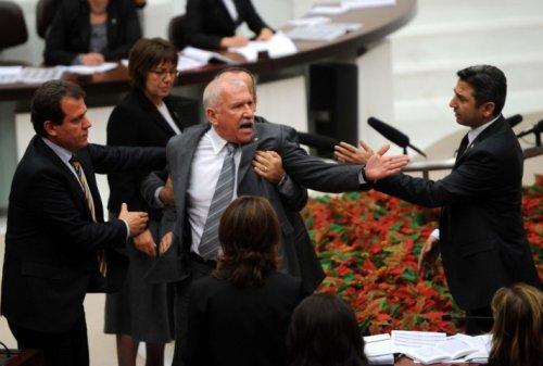 Meclis'te tansiyon yine fırladı