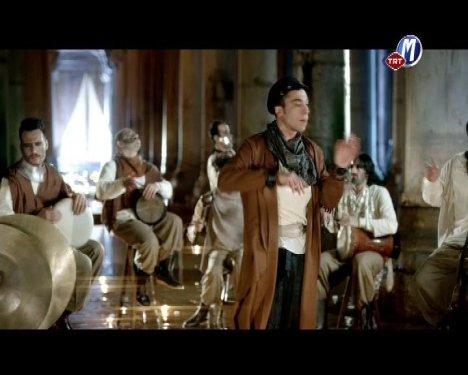 Can Bonomo'nun Love Me Back klibi - Resim 13