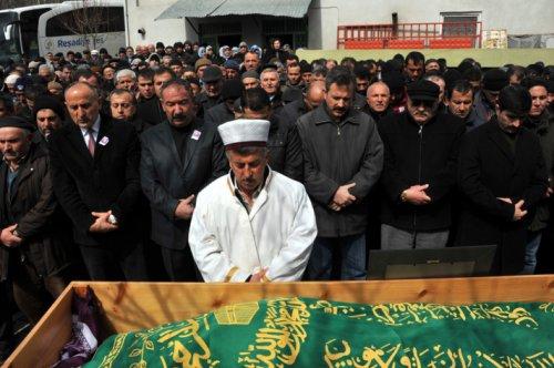 Dursun Çiçek annesini son yolcluğuna uğurladı - Resim 1