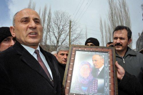 Dursun Çiçek annesini son yolcluğuna uğurladı - Resim 4