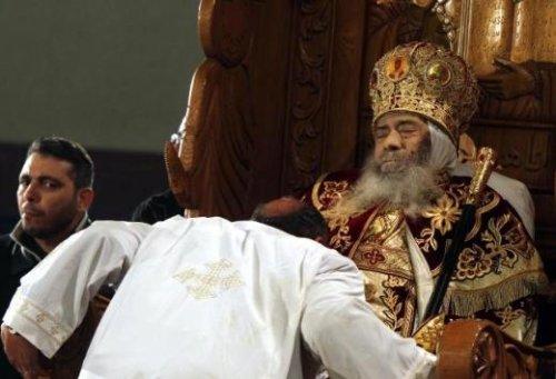 Dini liderin naaşını tahta oturttular