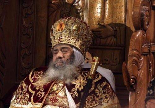 Dini liderin naaşını tahta oturttular