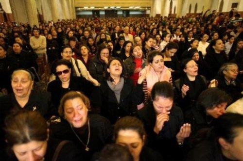 Dini liderin naaşını tahta oturttular