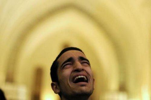 Dini liderin naaşını tahta oturttular