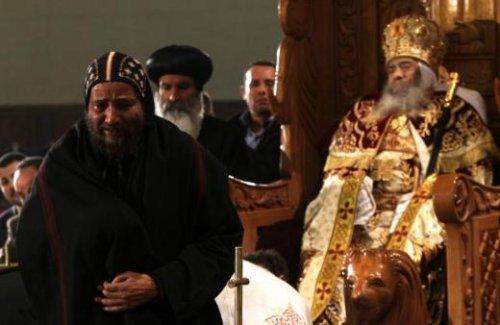 Dini liderin naaşını tahta oturttular