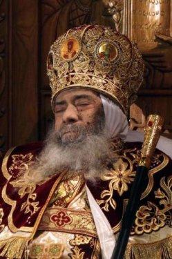 Dini liderin naaşını tahta oturttular