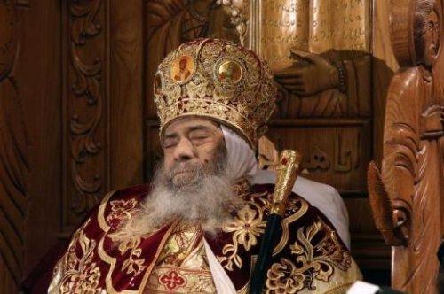 Dini liderin naaşını tahta oturttular