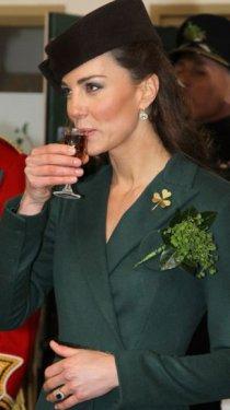 Bu güzelliği gören asker bayıldı