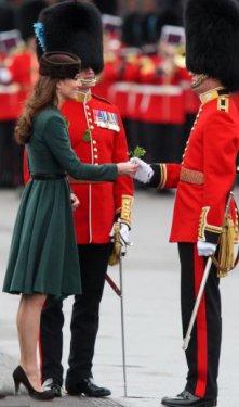 Bu güzelliği gören asker bayıldı