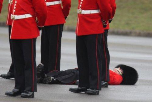 Bu güzelliği gören asker bayıldı