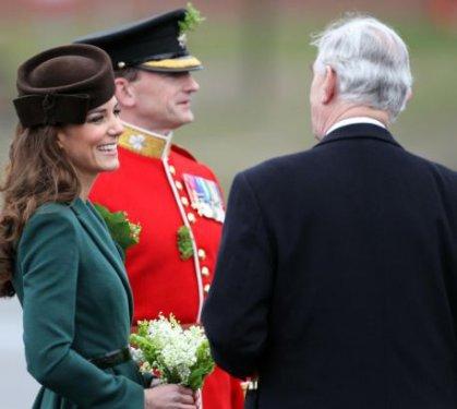 Bu güzelliği gören asker bayıldı