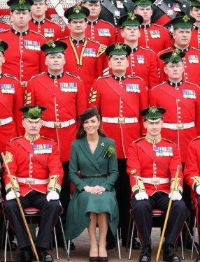 Bu güzelliği gören asker bayıldı