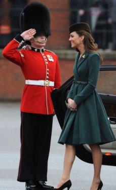 Bu güzelliği gören asker bayıldı