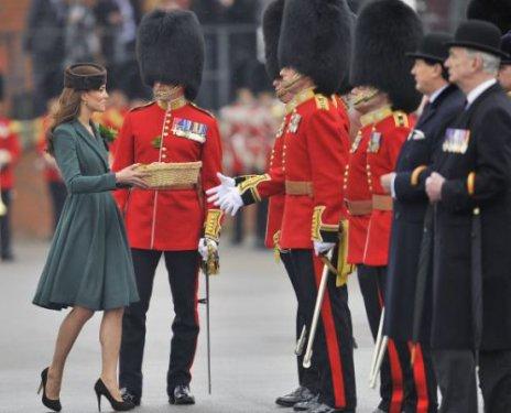 Bu güzelliği gören asker bayıldı