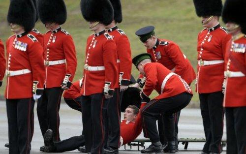 Bu güzelliği gören asker bayıldı