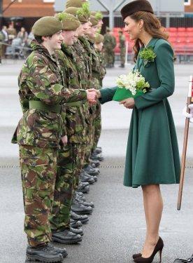 Bu güzelliği gören asker bayıldı
