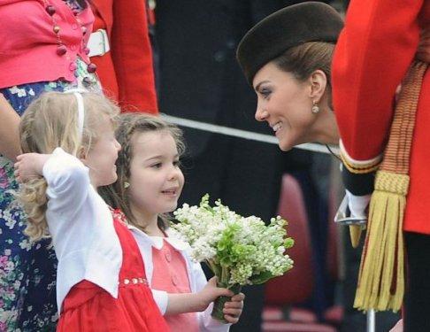 Bu güzelliği gören asker bayıldı