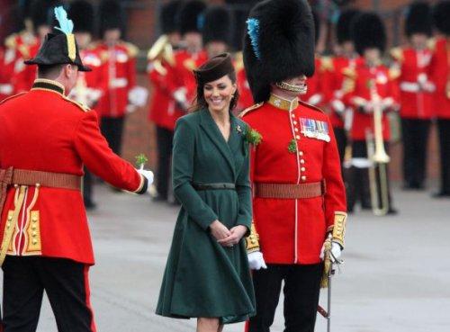 Bu güzelliği gören asker bayıldı