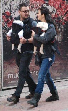 Tuba Büyüküstün ve Onur Saylak ikizleriyle birlikte