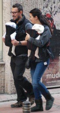 Tuba Büyüküstün ve Onur Saylak ikizleriyle birlikte