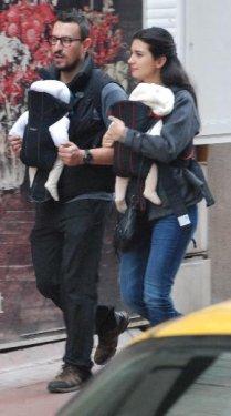 Tuba Büyüküstün ve Onur Saylak ikizleriyle birlikte