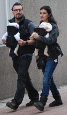 Tuba Büyüküstün ve Onur Saylak ikizleriyle birlikte