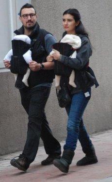 Tuba Büyüküstün ve Onur Saylak ikizleriyle birlikte