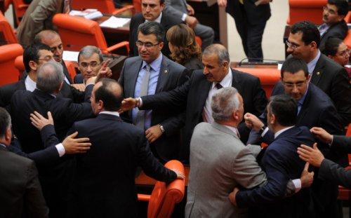 TBMM Genel Kurulu'nda yumruklar konuştu