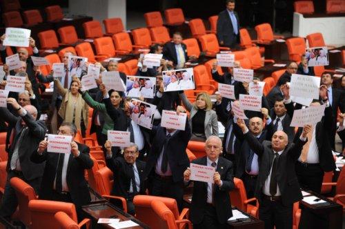 Meclis Genel Kurulu'ndaki CHP protestosu - Resim 1