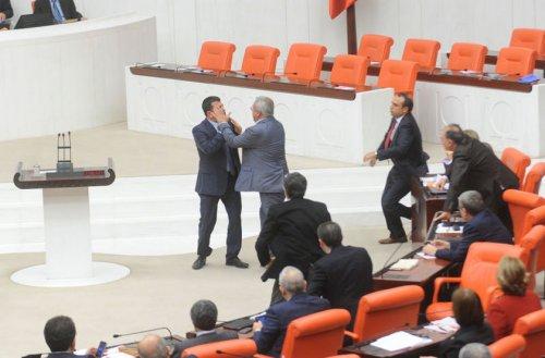 TBMM Genel Kurulu'nda yumruklar konuştu