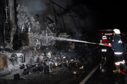 Seyir halindeki TIR alev aldı