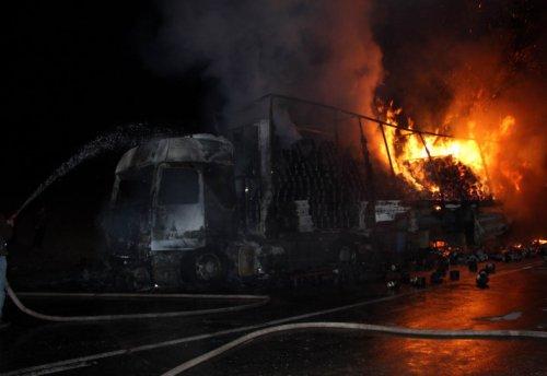 Seyir halindeki TIR alev aldı