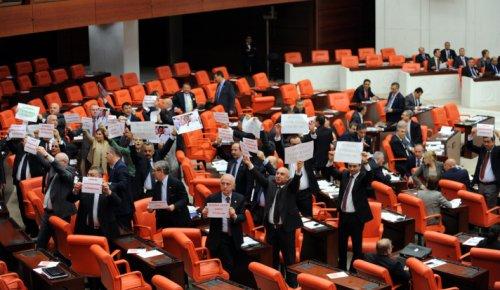 Meclis Genel Kurulu'ndaki CHP protestosu - Resim 2