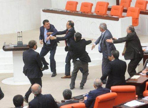 TBMM Genel Kurulu'nda yumruklar konuştu