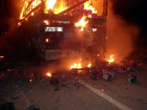 Seyir halindeki TIR alev aldı